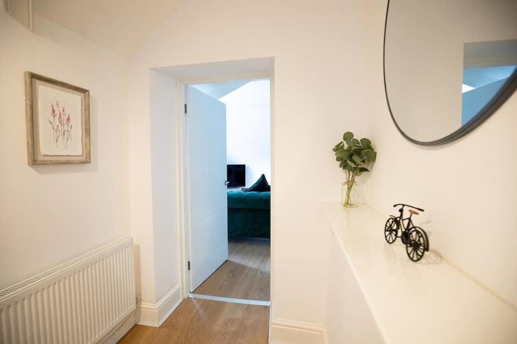 Anchorage 6 - Two Bed Close To The Centre And The Beach, Located In Llandudno, North Wales *
