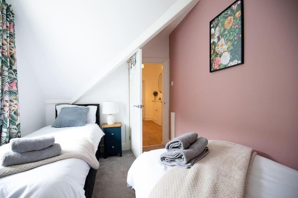 Anchorage 6 - Two Bed Close To The Centre And The Beach, Located In Llandudno, North Wales Apartment