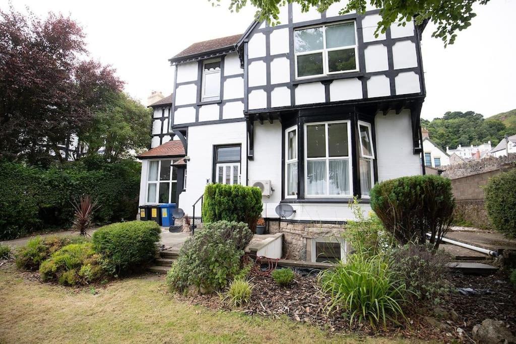 Anchorage 6 - Two Bed Close To The Centre And The Beach, Located In Llandudno, North Wales *