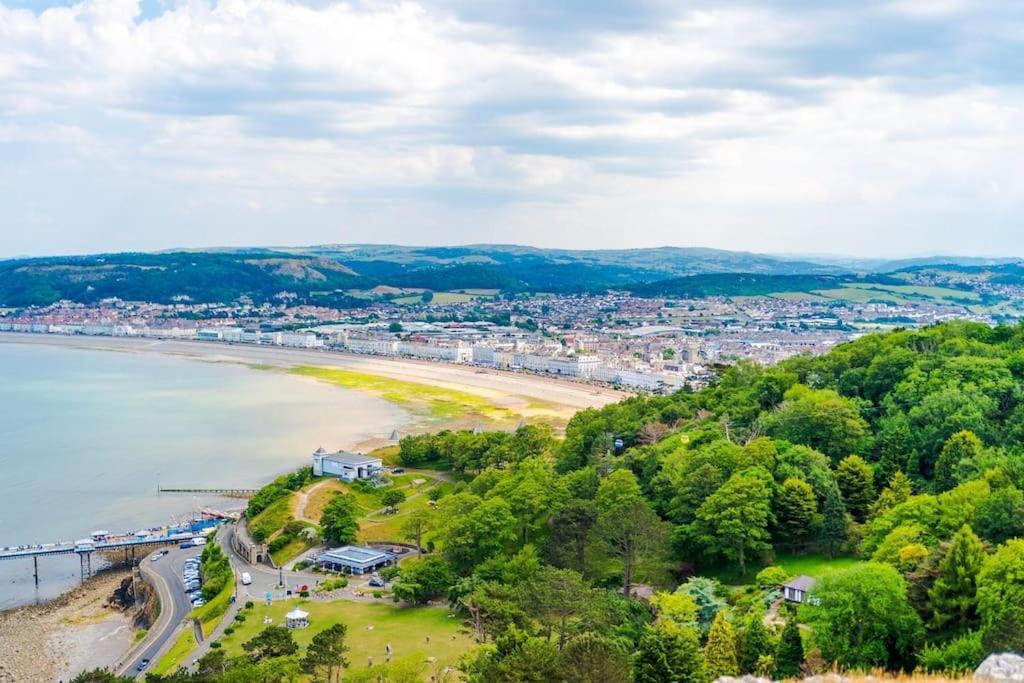 Anchorage 6 - Two Bed Close To The Centre And The Beach, Located In Llandudno, North Wales *
